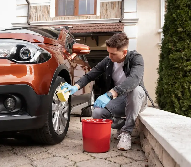 Lavage auto à domicile Auriac-du-Périgord : professionnel intervenant sur un véhicule